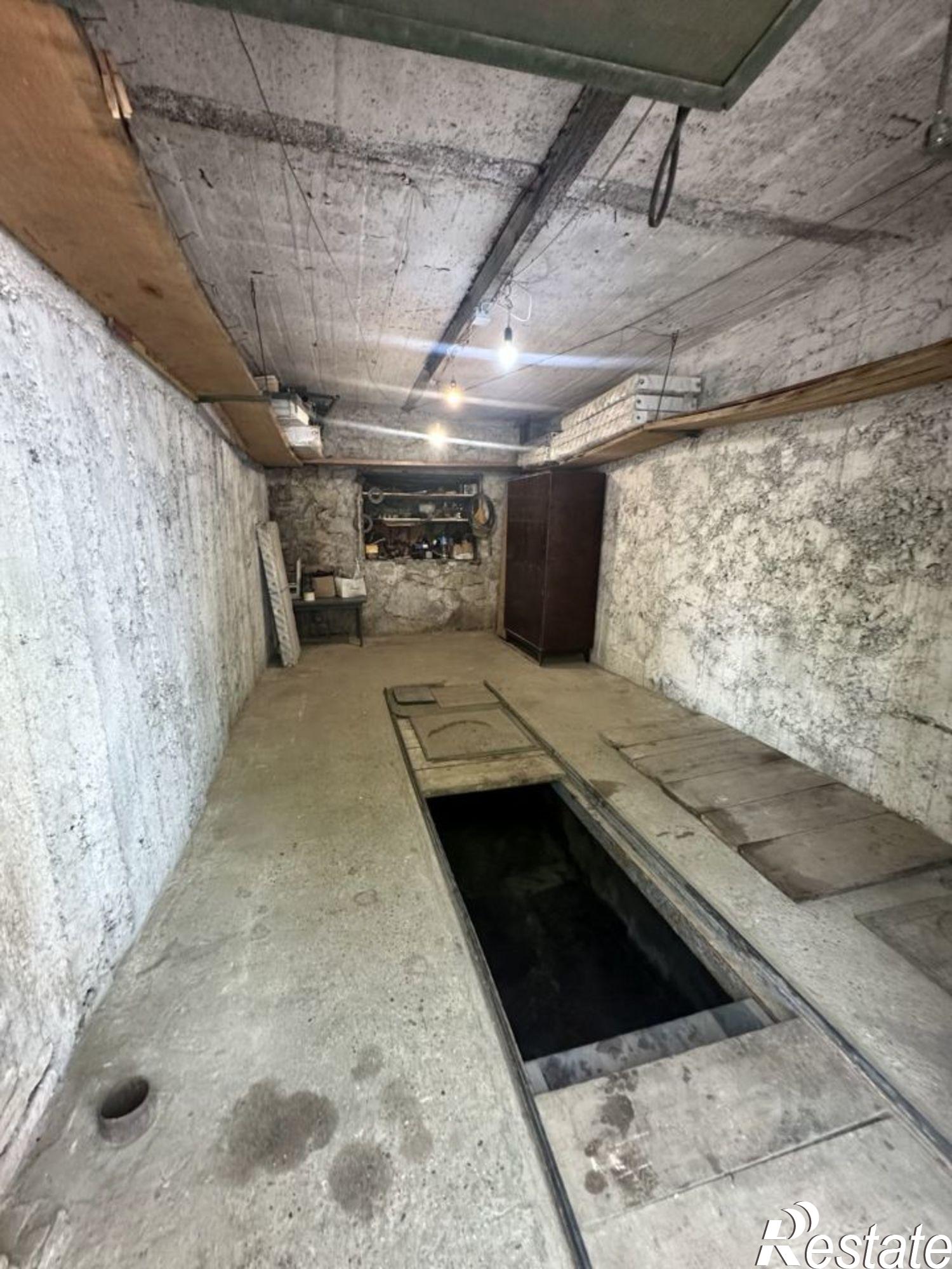 Купить гараж, место в паркинге за 1 700 000 рублей на Октябрьская улица