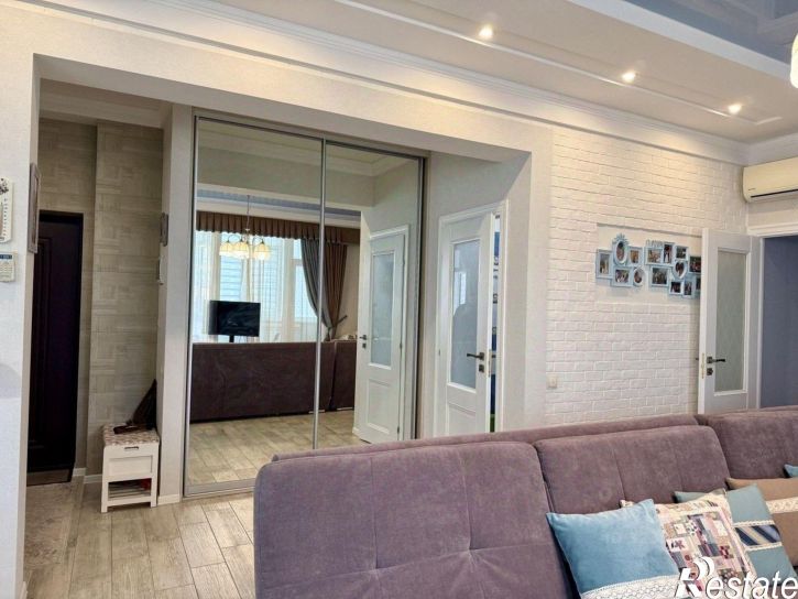 2-комн квартира Платановая улица, 1,  д. 1